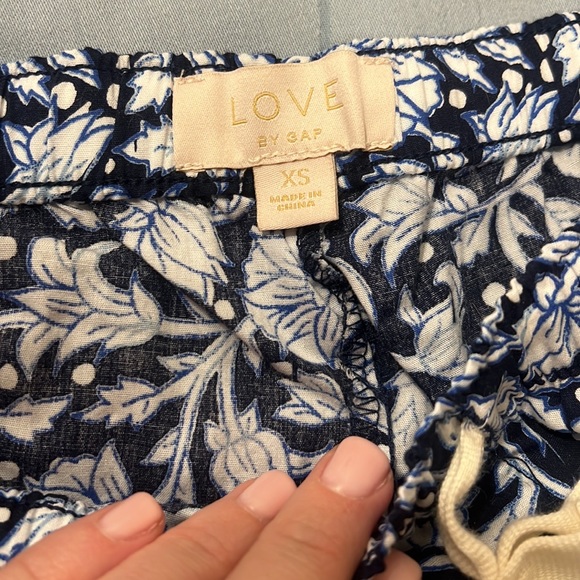 Blue and white print airy pants - Picture 4 of 9